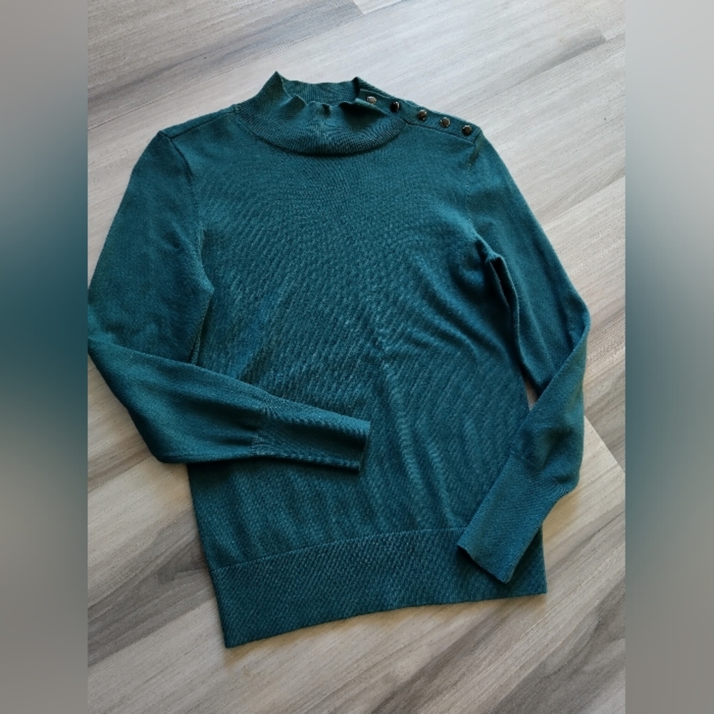 ANN TAYLOR BUTTON DETAIL SWEATER 💚 - Picture 2 of 6